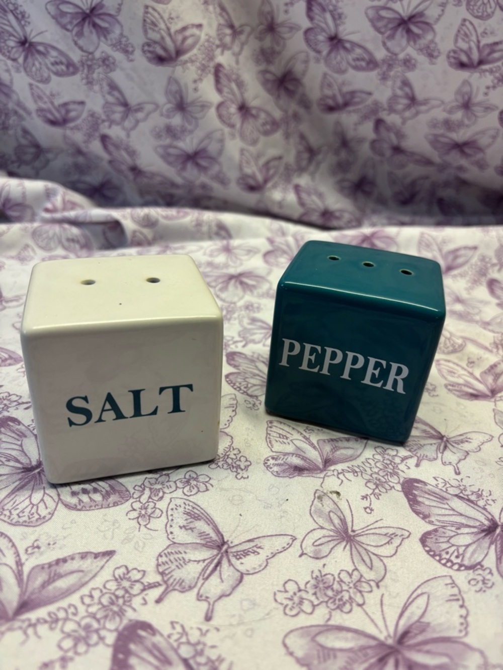 📍Mainstays White and Teal Ceramic Salt and Pepper Shaker Set